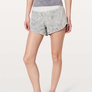 Lululemon Real Quick Short *Perforated 3.5"
Jasmine White Multi size 6